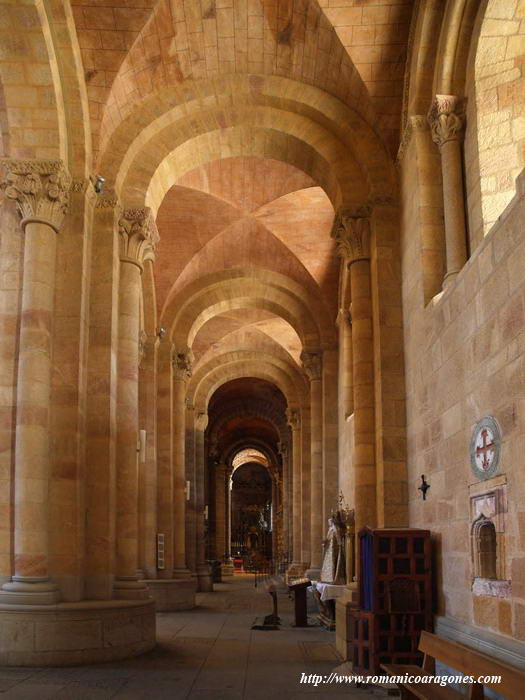 NAVE SUR DESDE LOS PIES DEL TEMPLO